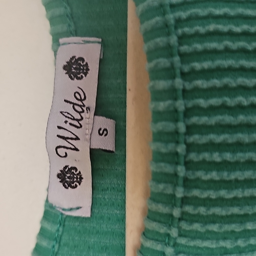 WILDE top In Size Small. Green Ribbed Button-Detail Top. - Picture 3 of 5